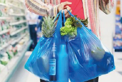 Pagando en la caja del supermercado